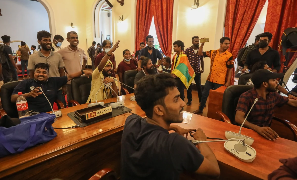 ​Liderzy protestujących na Sri Lance, którzy wdarli się do rezydencji prezydenta, ogłosili, że będą okupowali budynek do momentu, aż prezydent Radżapaksa i premier Wikramasingzę ustąpią ze swoich stanowisk. W kraju wciąż trwają masowe demonstracje z powodu problemów gospodarczych.