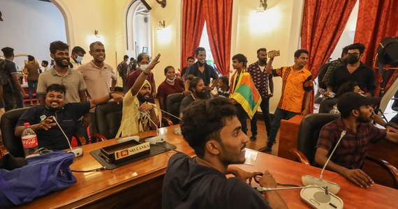​Liderzy protestujących na Sri Lance, którzy wdarli się do rezydencji prezydenta, ogłosili, że będą okupowali budynek do momentu, aż prezydent Radżapaksa i premier Wikramasingzę ustąpią ze swoich stanowisk. W kraju wciąż trwają masowe demonstracje z powodu problemów gospodarczych.