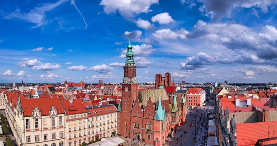 ​W ostatnim czasie notowane są rekordowe ceny prądu. Wrocław szacuje, że w przyszłym roku zapłaci za energię elektryczną 271 mln zł, czyli ponad cztery razy więcej niż w tym. Miasto zastanawia się, skąd weźmie pieniądze.