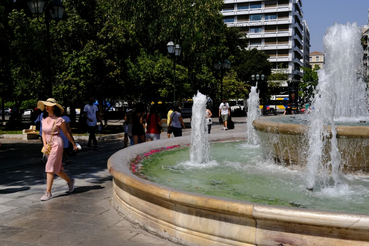 W Hiszpanii zaczęła się druga tego lata fala upałów, która obejmie cały kraj i potrwa co najmniej do końca tygodnia - ostrzegła państwowa agencja meteorologiczna Aemet. Termometry mają pokazywać do 45 stopni Celsjusza, a na ulgę nie ma co liczyć nawet po zmierzchu, bo synoptycy zapowiadają "tropikalne noce". Fala upałów to rezultat zjawiska afrykańskiego antycyklonu.