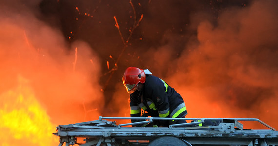 ​Płonie hala wypełniona tekstyliami w Wólce Kosowskiej. Trwa akcja gaśnicza - wynika z informacji Straży Pożarnej. Na razie nie wiadomo, czy ktoś ucierpiał.