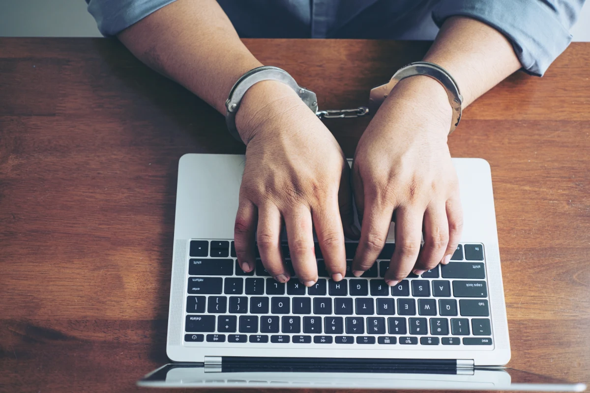 54-latka nawiązała internetowy kontakt z mężczyzną, który przedstawił się jej jako "Gabriel Viktor". Podawał się za okrętowego mechanika inżyniera. Mówił, że jest rozwodnikiem i poszukuje partnerki życiowej - podaje portal lublin112.pl