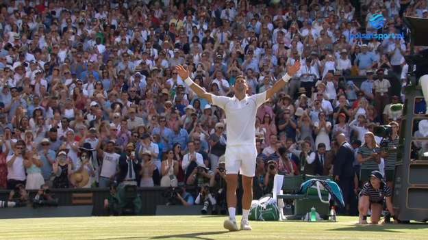 Novak Djoković siódmy raz wygrał Wimbledon! W finale pokonał Nicka Kyrgiosa 4:6, 6:3, 6:4, 7:6. To 21. wielkoszlemowy tytuł Serba. W historii, więcej od niego, ale tylko o jeden, ma Rafael Nadal.

Djoković bronił tytułu. Przed rokiem wygrał trzy turnieje wielkoszlemowe. Nie udało mu się tylko zwyciężyć w US Open, gdzie przegrał w finale z Daniłem Miedwiediewem.

W tym sezonie radzi sobie trochę gorzej, także z powodów pozasportowych. Nie został dopuszczony do startu w Australian Open, bo nie był zaszczepiony na koronawirusa. Z kolei w Rolandzie Garrosie zakończył swój udział na ćwierćfinale. Przegrał z późniejszym zwycięzcą tego turnieju, Rafaelem Nadalem. 

Hiszpan triumfował też w Melbourne, zostając samodzielnym rekordzistą pod względem wygranych turniejów wielkoszlemowych. Zrobił to 22 razy, a za jego plecami znajdowali się właśnie Djoković, i Roger Federer. Obaj mieli po 20 triumfów.

Po zwycięstwie w Wimbledonie Serb zbliżył się do Nadala i samodzielnie znalazł się na drugiej pozycji. Był faworytem finału, bo mierzył się z absolutnym debiutantem na tym etapie, Nickiem Kyrgiosem. Australijczyk awansował do finału bez gry. W półfinale miał mierzyć się właśnie z Nadalem, ale Hiszpan wycofał się z turnieju, z powodu kontuzji mięśni brzucha.

Wszystkie mecze Wimbledonu zobaczysz na sportowych kanałach Polsatu i na platformie Polsat Box Go. 
Skróty i najciekawsze zagrania z turnieju obejrzysz w Interii Sport.

KLIKNIJ TUTAJ I ZOBACZ SKRÓTY ORAZ NAJCIEKAWSZE MOMENTY WIMBLEDONU 2022.

Obserwuj Interię Sport i bądź na bieżąco!