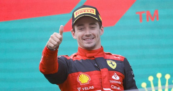 Monakijczyk Charles Leclerc z zespołu Ferrari wygrał wyścig Formuły 1 o Grand Prix Austrii na torze Red Bull Ring w Spielbergu. Jego kolega z zespołu Carlos Sainz Jr. wycofał się przed końcem wyścigu, gdyż jego bolid zapalił się. Drugi był lider mistrzostw świata Holender Max Verstappen z Red Bulla, a trzeci Brytyjczyk Lewis Hamilton z ekipy Mercedesa.