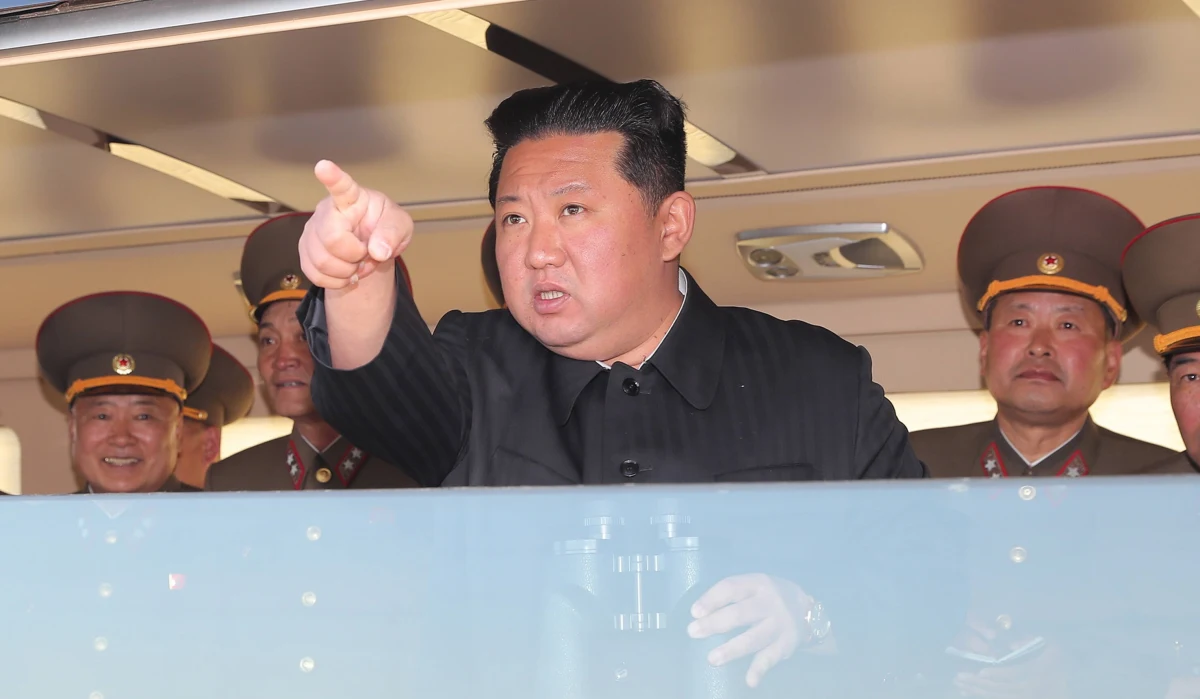 Armia Korei Południowej poinformowała, że Korea Północna najprawdopodobniej dokonała tego dnia próbnych wystrzałów pocisków artyleryjskich w kierunku morza u zachodnich wybrzeży Półwyspu Koreańskiego. Kilka dni wcześniej USA wysłały do Korei Południowej zaawansowane odrzutowce myśliwskie na wspólne szkolenia - zauważyła agencja AP.