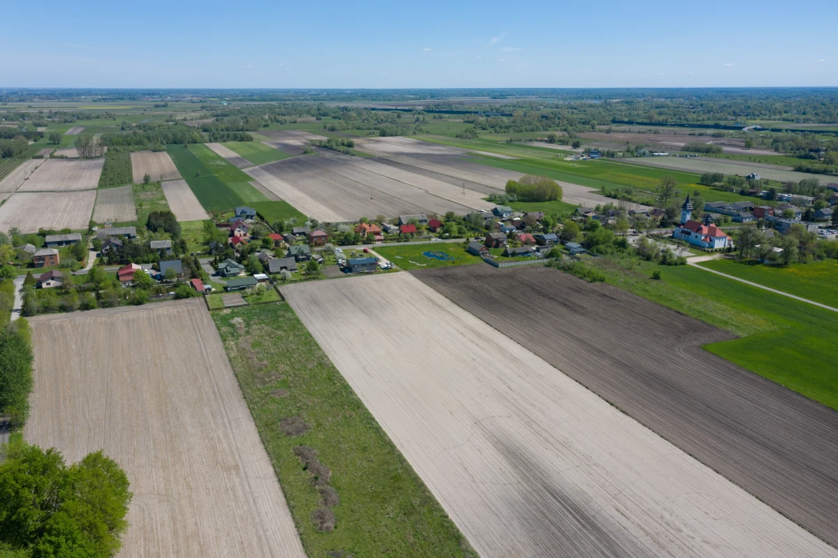 ​Hałas z nowego lotniska i tereny, przez które będą przebiegać linie kolejowe. Tych spraw dotyczyło najwięcej uwag w czasie zakończonych właśnie konsultacji społecznych materiałów do wniosku o decyzję środowiskową dla największego lotniska w Polsce - Centralnego Portu Komunikacyjnego. Wzięli w nich udział mieszkańcy gmin między Łodzią i Warszawą, gdzie ma powstać nowy port.