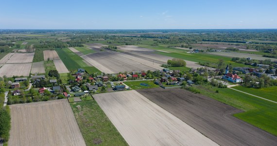 ​Hałas z nowego lotniska i tereny, przez które będą przebiegać linie kolejowe. Tych spraw dotyczyło najwięcej uwag w czasie zakończonych właśnie konsultacji społecznych materiałów do wniosku o decyzję środowiskową dla największego lotniska w Polsce - Centralnego Portu Komunikacyjnego. Wzięli w nich udział mieszkańcy gmin między Łodzią i Warszawą, gdzie ma powstać nowy port.