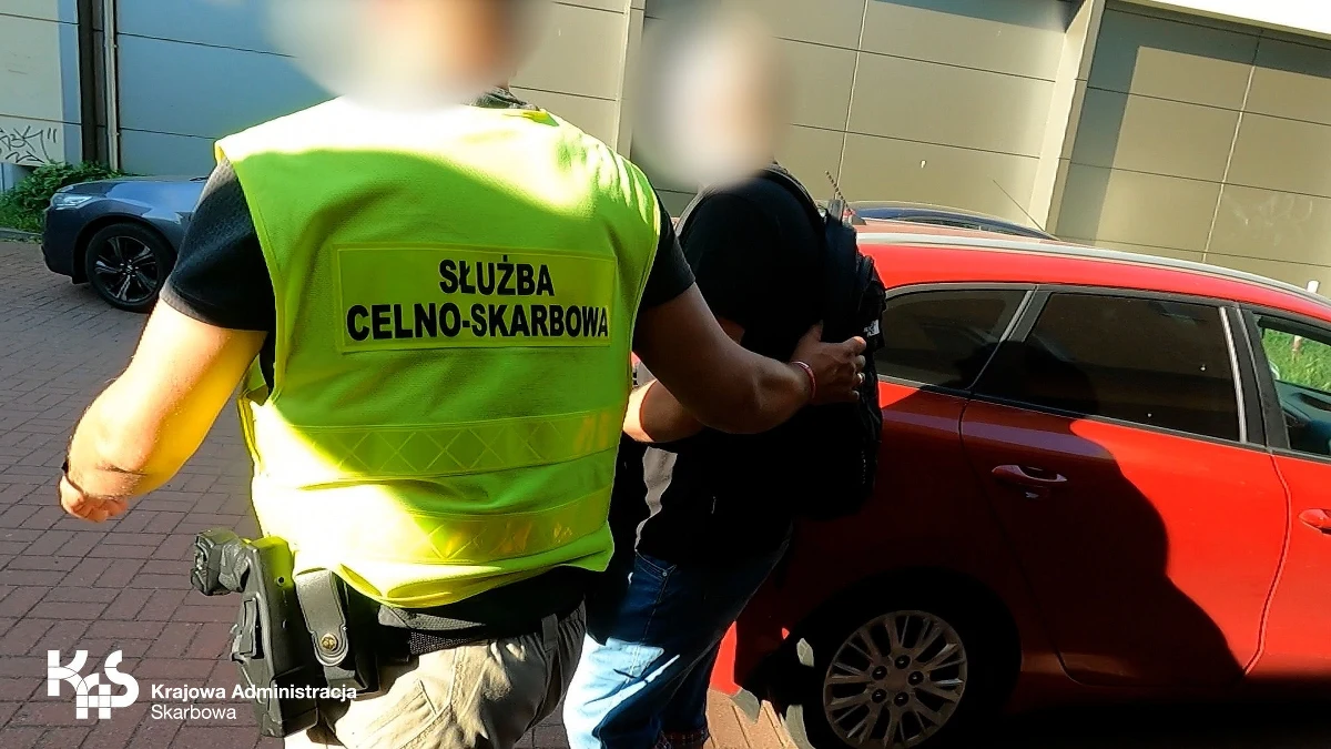 Blisko 100 funkcjonariuszy Centralnego Biura Antykorupcyjnego, Centralnego Biura Śledczego Policji i Krajowej Administracji Skarbowej zatrzymało 20 osób, które miały uczestniczyć w wyłudzeniach podatku VAT. Przeszukano ponad 70 miejsc.