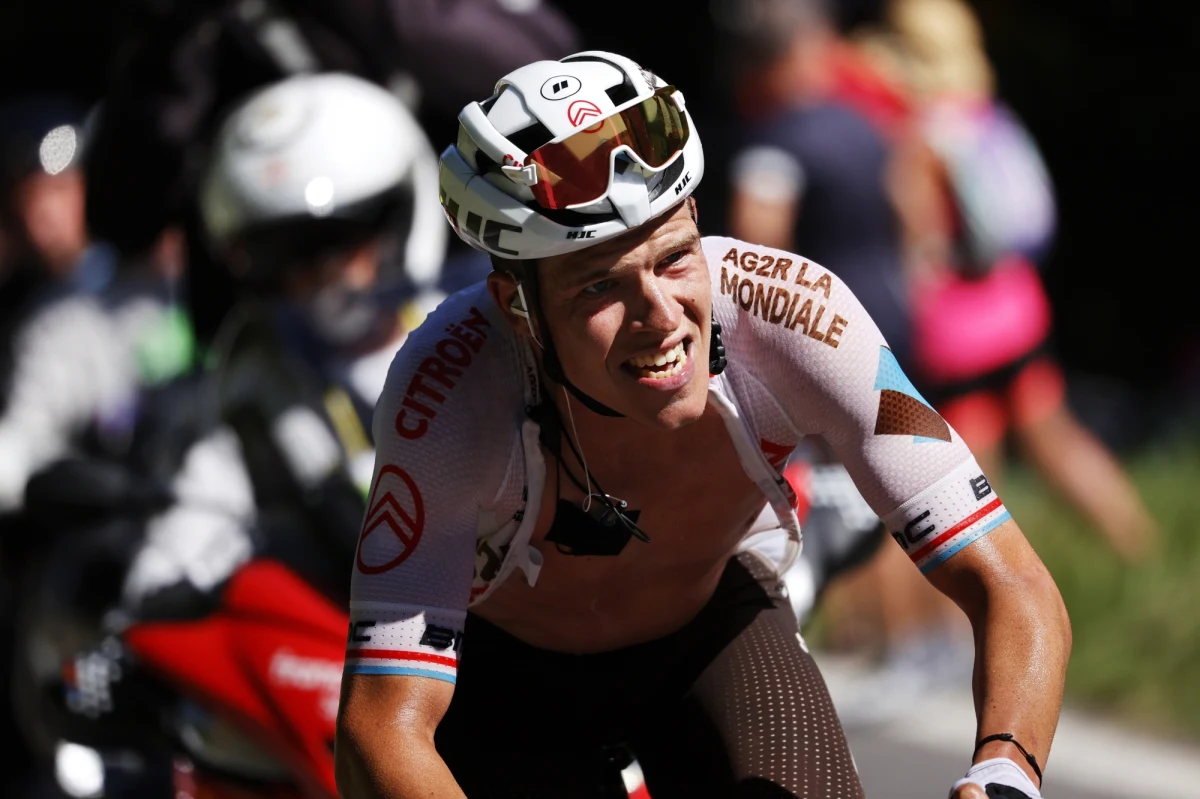 Międzynarodowa Unia Kolarska (UCI) poinformowała, że wszyscy kolarze uczestniczący w dziewiątym etapie Tour de France mieli negatywny wynik testu na Covid-19. Wcześniej pięciu zawodników musiało zakończyć wyścig z powodu zakażenia koronawirusem.