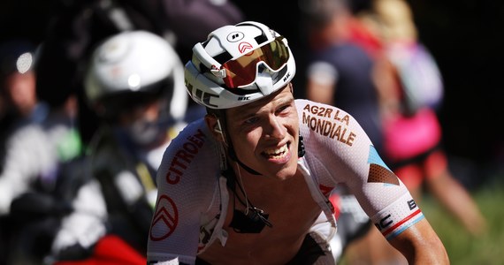 Międzynarodowa Unia Kolarska (UCI) poinformowała, że wszyscy kolarze uczestniczący w dziewiątym etapie Tour de France mieli negatywny wynik testu na Covid-19. Wcześniej pięciu zawodników musiało zakończyć wyścig z powodu zakażenia koronawirusem.