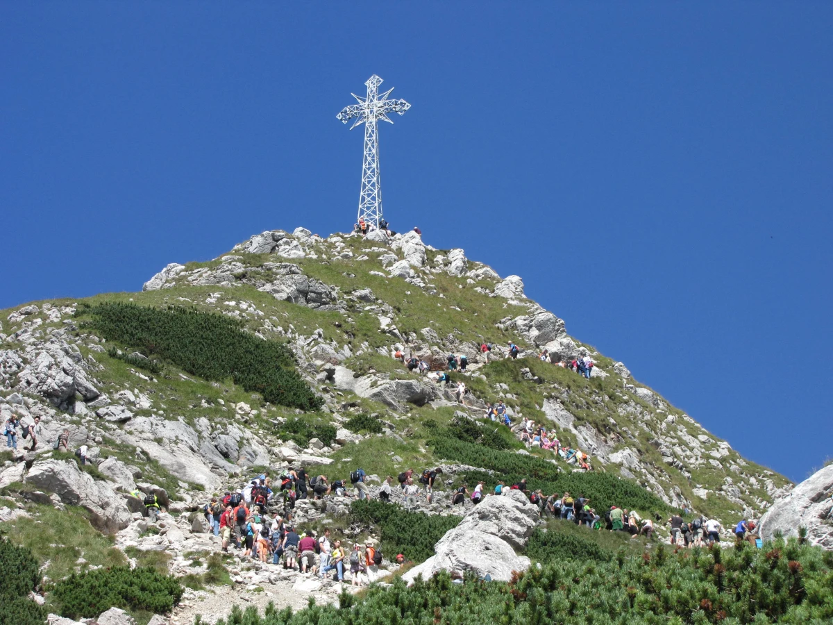 Uwaga turyści, od jutra spora zmiana czeka wszystkich, którzy chcą dostać sie na Kasprowy Wierch czy na Giewont  w Tatrach. W związku z rozpoczynającym się remontem placu w Kuźnicach, na który busy i taksówki przywożą turystów, miejsce do wysiadania będzie przeniesione pół kilometra bliżej Zakopanego. 


