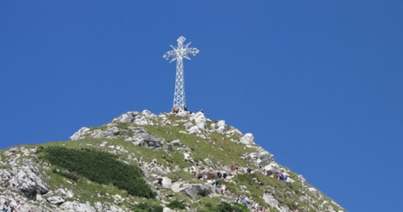 Uwaga turyści, od jutra spora zmiana czeka wszystkich, którzy chcą dostać sie na Kasprowy Wierch czy na Giewont  w Tatrach. W związku z rozpoczynającym się remontem placu w Kuźnicach, na który busy i taksówki przywożą turystów, miejsce do wysiadania będzie przeniesione pół kilometra bliżej Zakopanego. 

