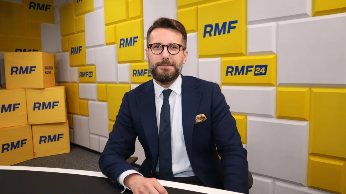 "Niektórzy twierdzą, że to pomysł partii Razem. Nawet Adrian Zandberg się na ten temat wypowiadał. Na razie nie bardzo jest co popierać" - stwierdził w Rozmowie w południe w RMF FM rzecznik Prawa i Sprawiedliwości Radosław Fogiel, pytany o postulat dotyczący wprowadzenia czterodniowego tygodnia pracy, o którym mówił w weekend lider Platformy Obywatelskiej Donald Tusk. "Sama idea pojawia się nie od dziś w dyskursie politycznym w wielu krajach zachodnich. Pewnie będzie nam towarzyszyć. Jak zawsze - diabeł tkwi w szczegółach. Pewnie o tym będzie można rozmawiać w którymś momencie" - dodał. Nie chciał jednak jednoznacznie odpowiedzieć na pytanie, czy poparłby tego typu zmianę.  