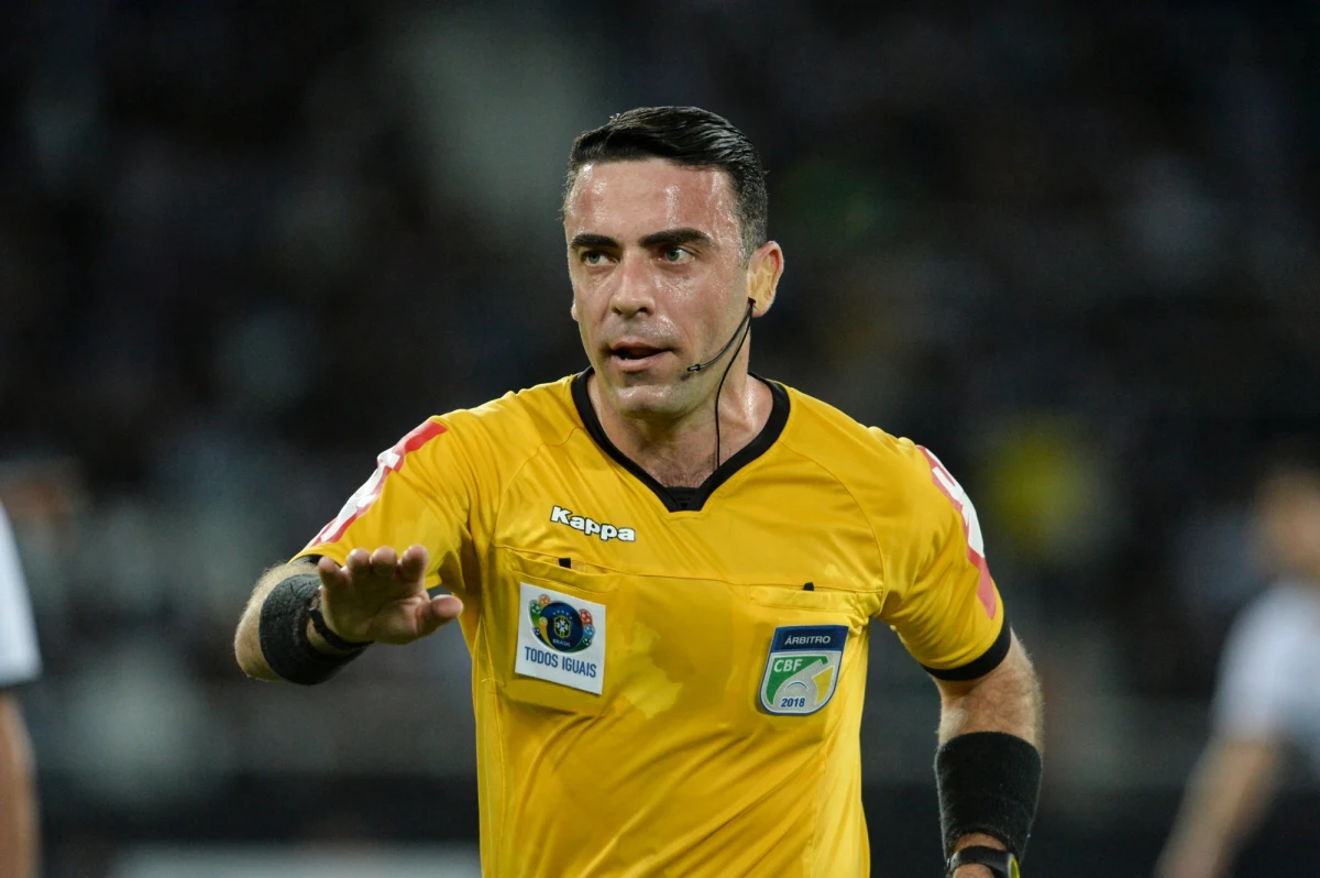 Znany brazylijski sędzia piłkarski 41-letni Igor Benevenuto przyznał, że jest gejem.  "Mam nadzieję, że moja decyzja zainspiruje innych ludzi piłki nożnej, którzy nadal ukrywają swoje preferencje seksualne" - powiedział.