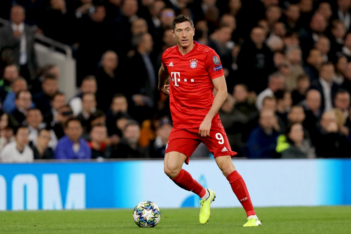 Robert Lewandowski spodziewany jest we wtorek w Monachium, gdzie piłkarze Bayernu przejdą testy przed przygotowaniami do nowego sezonu. Kapitan reprezentacji Polski marzy o transferze do Barcelony, ale Bayern wciąż nie wyraża zgody na taki ruch.