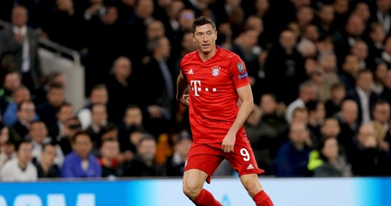 Robert Lewandowski spodziewany jest we wtorek w Monachium, gdzie piłkarze Bayernu przejdą testy przed przygotowaniami do nowego sezonu. Kapitan reprezentacji Polski marzy o transferze do Barcelony, ale Bayern wciąż nie wyraża zgody na taki ruch.
