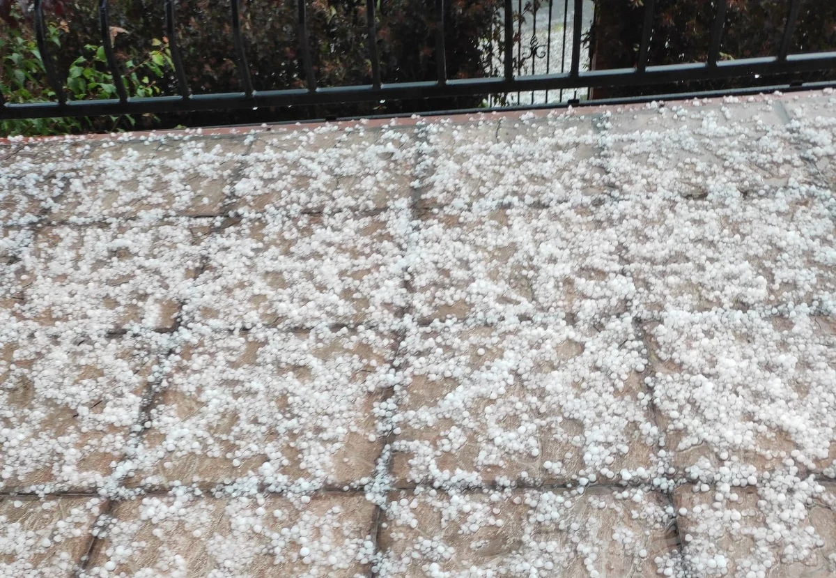 Burze z gradem przeszły przez kilka regionów kraju. Towarzyszył im silny wiatr i intensywne opady deszczu - informuje IMGW.