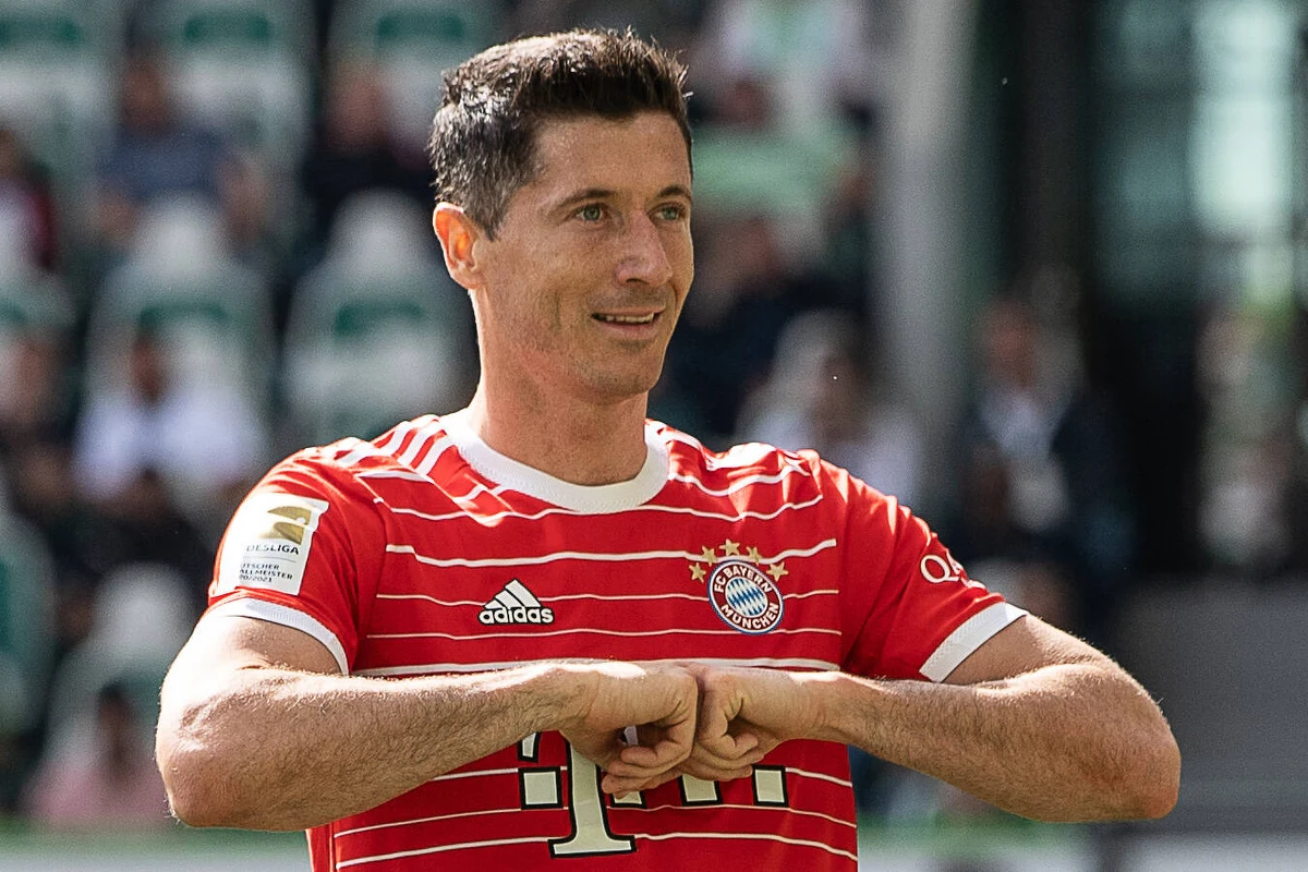 Robert Lewandowski jednak w Barcelonie? Co prawda we wtorek Polak ma stawić się w Monachium, ale hiszpańskie media informują, że Bayern może ugiąć się pod żądaniami Polaka i jeszcze w tym tygodniu zgodzić się na transfer do katalońskiego klubu.