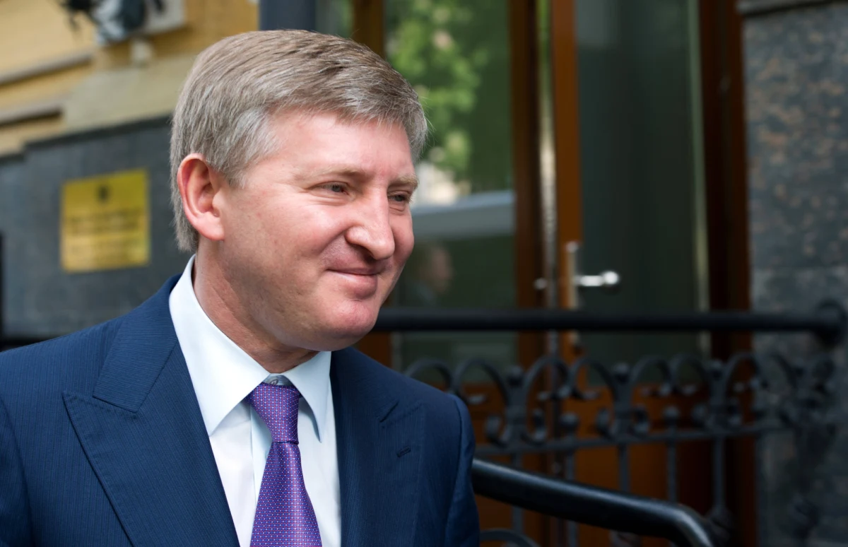 Uważany za najbogatszego Ukraińca Rinat Achmetow ogłosił, że jego holding SCM opuszcza biznes medialny, a licencje będą przekazane państwu. Jak dodał, ma to związek z tzw. ustawą o oligarchach.