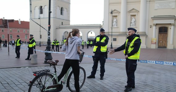 Ponad tysiąc osób ewakuowano z Krakowskiego Przedmieścia w Warszawie. Koło kościoła św. Anny policyjni pirotechnicy unieszkodliwili pocisk przyniesiony przez 31-letniego mężczyznę na uroczystości zorganizowane w ramach obchodów rocznicy zbrodni wołyńskiej. 