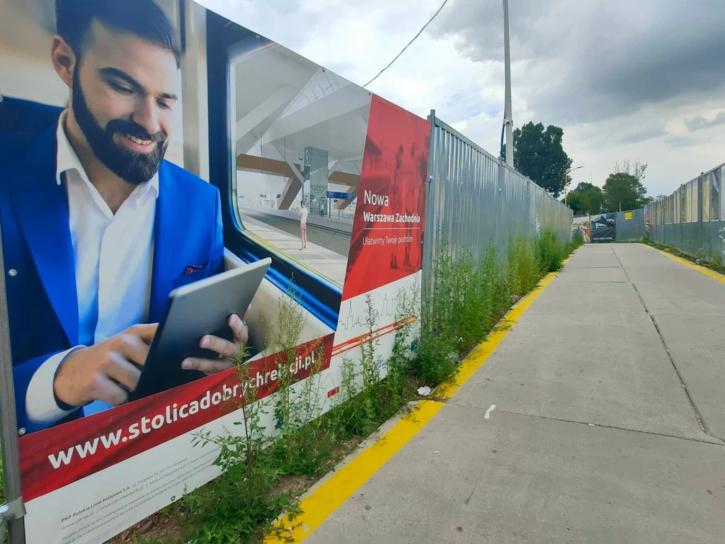 Zadowolony pasażer PKP z przyszłości