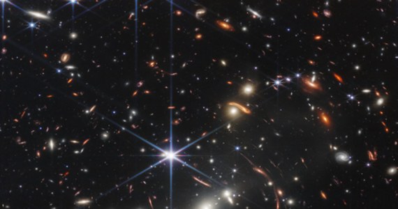 ​NASA i prezydent Joe Biden zaprezentowali najgłębsze zdjęcie Wszechświata, jakie kiedykolwiek wykonano. To historyczne zdjęcie z Kosmicznego Teleskopu Jamesa Webba. "To najgłębsze i najbardziej szczegółowe zdjęcie Wszechświata, które do tej pory wykonano (...) Pokazuje światło galaktyk, któremu dotarcie do nas zajęło wiele miliardów lat" - podkreśliła NASA.