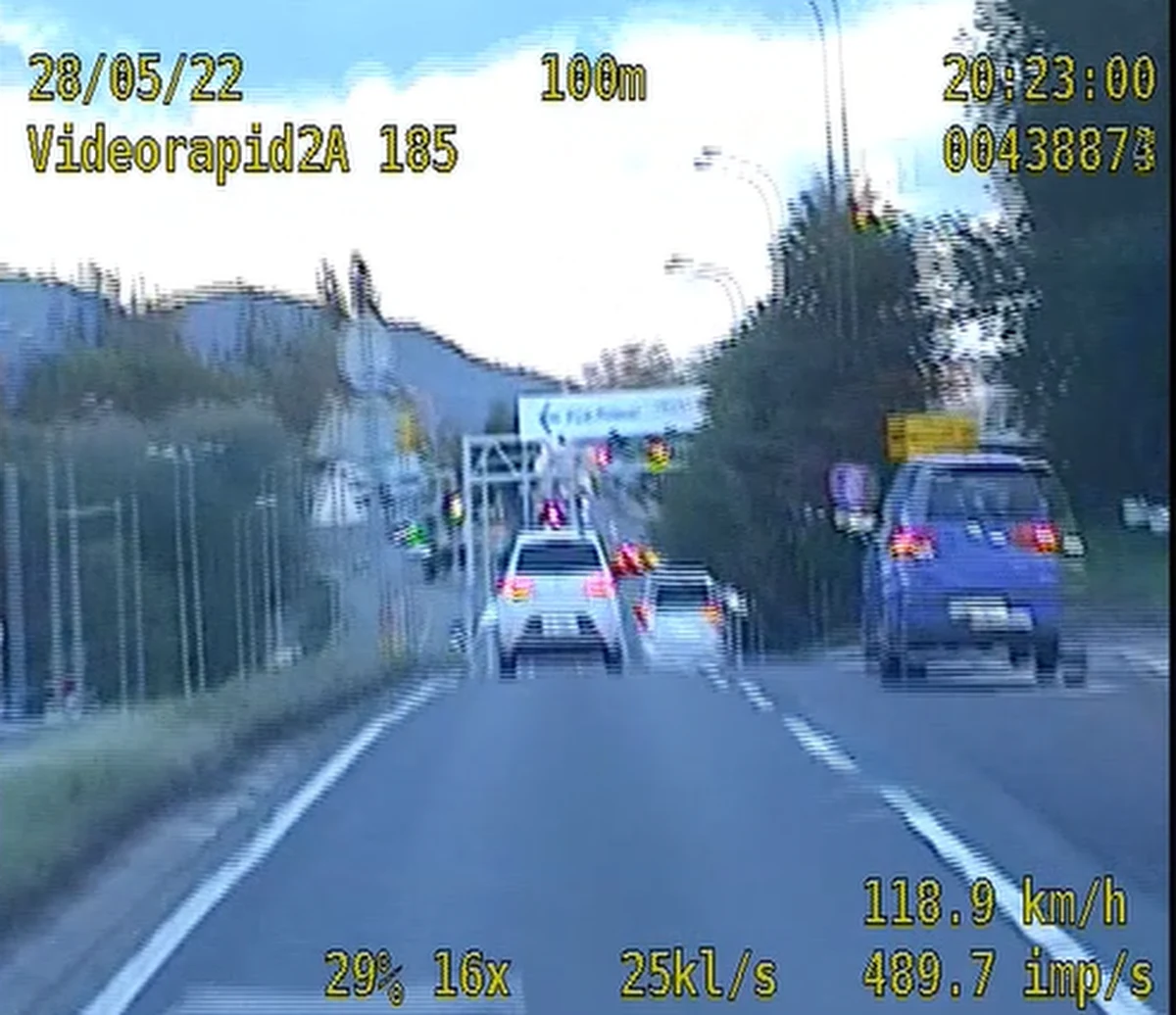 Przejazd przez skrzyżowanie na czerwonym świetle, wyprzedzanie przed i na przejściu dla pieszych oraz przekroczenie prędkości - to wykroczenia, za które ukarany został 21-latek z Bielska Białej. Żeby odzyskać prawo jazdy, mężczyzna będzie musiał ponownie zdać egzamin.  

