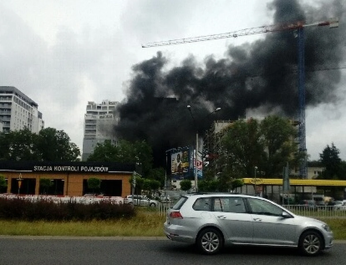 Słup czarnego dymu wiszący nad śródmieściem Lublina. To wynik pożaru, do którego doszło na budowie na ulicy Północnej. Było podejrzenie, że może chodzić o znajdujący się obok hotel. Informację o pożarze dostaliśmy na Gorącą Linię RMF FM.