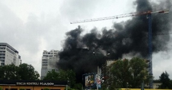 Słup czarnego dymu wiszący nad śródmieściem Lublina. To wynik pożaru, do którego doszło na budowie na ulicy Północnej. Było podejrzenie, że może chodzić o znajdujący się obok hotel. Informację o pożarze dostaliśmy na Gorącą Linię RMF FM.