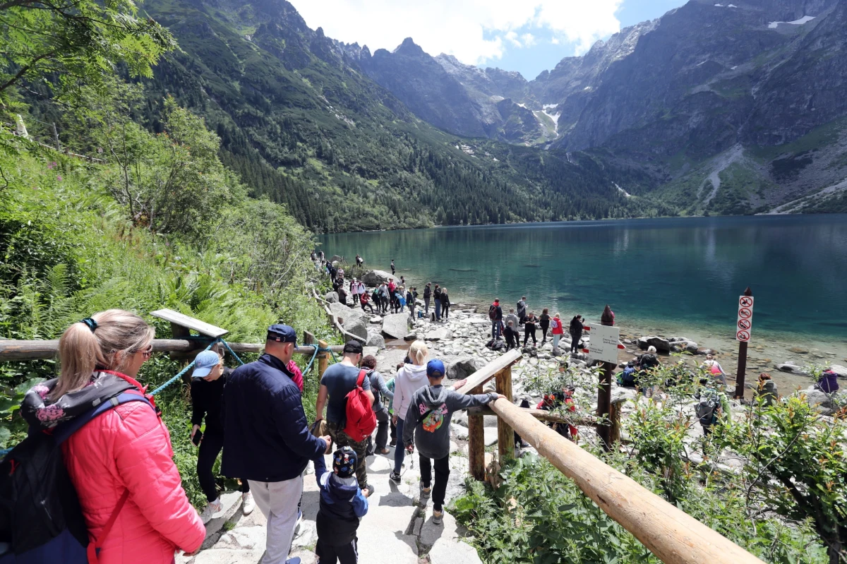 W najbliższych dniach w Tatrach pogoda będzie zmienna. Dziś przeważa deszcz, jutro znaczna poprawa pogody, a w piątek ponownie deszcz. Weekend będzie słoneczny, ale chłodny – przekazał przewodnik tatrzański i edukator Tatrzańskiego Parku Narodowego (TPN) Tomasz Zając, który poleca wędrówki tatrzańskimi dolinami.