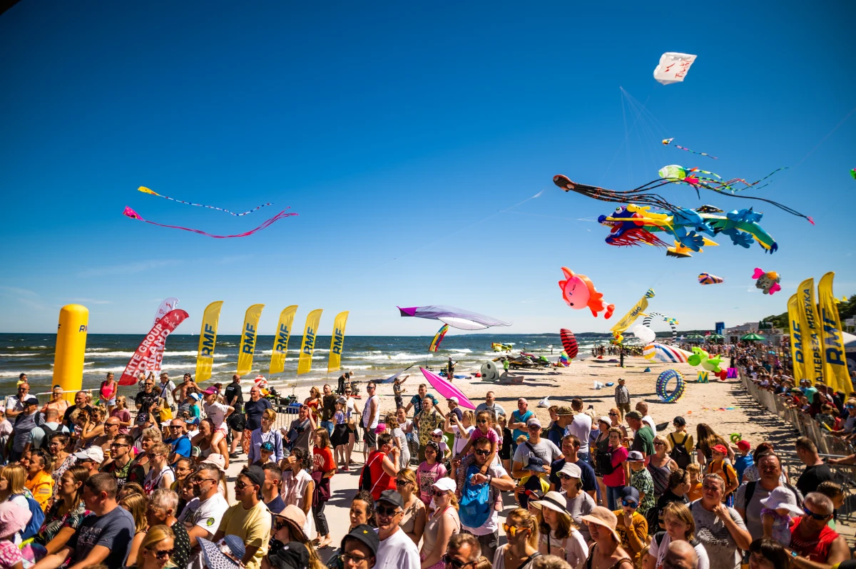 Niezapomniane show: kilkadziesiąt latawców w Ustce. Na tamtejszej plaży zakończył się Festiwal Latawców - wyjątkowe, wakacyjne wydarzenie! Zobaczcie, jak zagospodarowaliśmy podniebną przestrzeń, dodając jej koloru. 