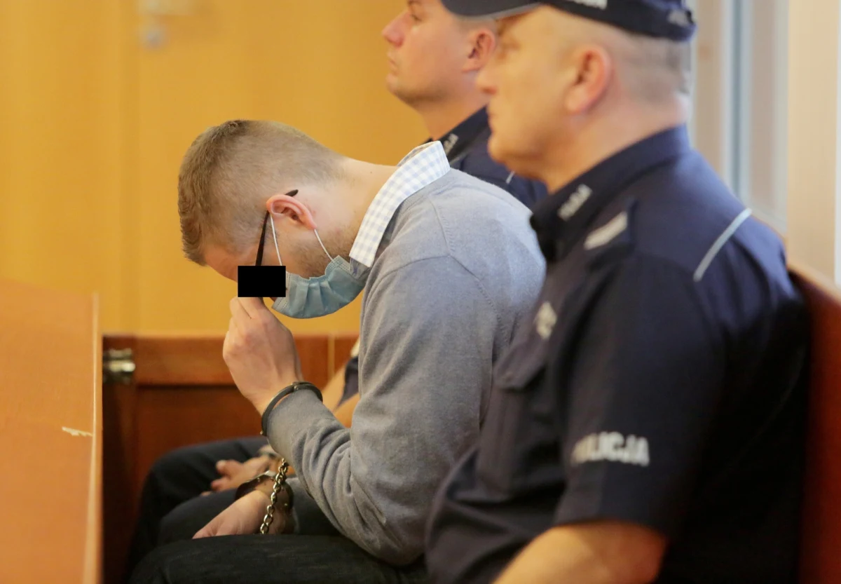 Przed Sądem Okręgowym w Olsztynie rozpoczął się proces Jakuba D. oskarżonego o napad na kantor i próbę zabójstwa trzech osób. Mężczyzna odpowiada też za nielegalne posiadanie broni palnej i amunicji. Grozi mu dożywocie.