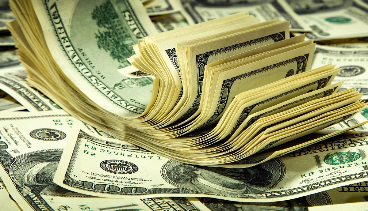 Na rynku walut trudno o stabilizację. Dolar jest najdroższy w historii, złoty słabnie bardzo szybko. W ciągu doby złoty stracił 10 groszy, w tydzień niemal 30 groszy. 