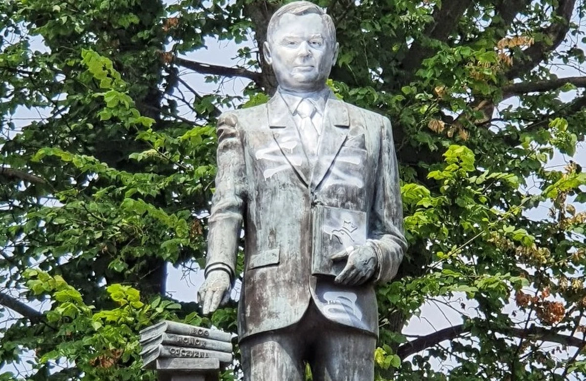 34-letni mężczyzna podejrzany o oblanie farbą pomnika Lecha Kaczyńskiego w Siedlcach (woj. mazowieckie) został zatrzymany przez policję. Pomnik znajduje się przy skrzyżowaniu ulic Cmentarnej i Wojskowej. W prokuraturze mężczyzna przyznał się do popełnienia tego czynu, ale odmówił złożenia wyjaśnień.   