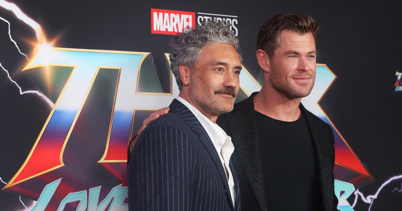 Choć Taika Waititi wyreżyserował film "Thor: Miłość i grom", a Chris Hemsworth zagrał w nim główną rolę, dla obu panów zaskoczeniem była informacja podana na zakończenie napisów końcowych. Napisu "Thor powróci" nie spodziewał się żaden z nich. Czy po wyreżyserowaniu trzeciej i czwartej części cyklu, Waititi zdecyduje się na zrobienie części piątej? Pochodzący z Nowej Zelandii reżyser ma jeden warunek, który jednak nie będzie trudny do spełnienia.