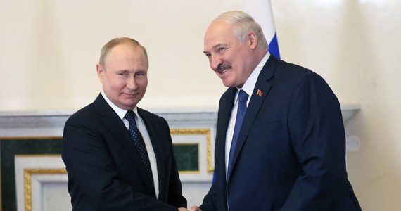 ​Prezydent Białorusi Alaksandr Łukaszenka powiedział, że podczas rozmowy telefonicznej z Władimirem Putinem omawiał rzekome plany Zachodu dotyczące ataku na Rosję - informuje białoruska agencja BiełTA. Według niego plany uderzenia wiodą "przez Ukrainę i Białoruś". To kolejna wypowiedź, w której dyktator straszy agresją NATO.