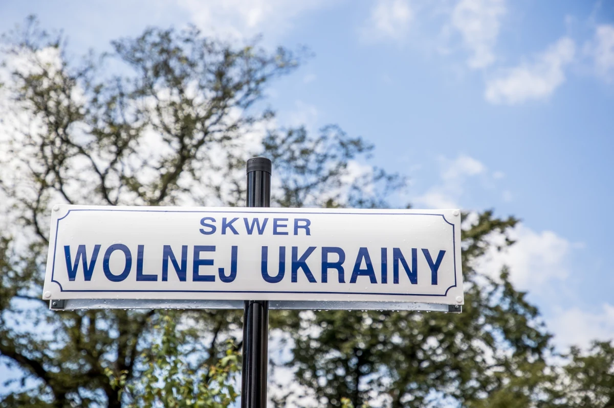 Skwer na placu Biskupim tuż obok konsulatu Federacji Rosyjskiej w Krakowie nosi od wtorku nazwę wolnej Ukrainy. Jak podkreślił podczas jego otwarcia prezydent Krakowa Jacek Majchrowski to dowód na to, że "Dawid też pokona Goliata".

