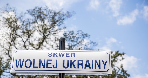 Skwer na placu Biskupim tuż obok konsulatu Federacji Rosyjskiej w Krakowie nosi od wtorku nazwę wolnej Ukrainy. Jak podkreślił podczas jego otwarcia prezydent Krakowa Jacek Majchrowski to dowód na to, że "Dawid też pokona Goliata".

