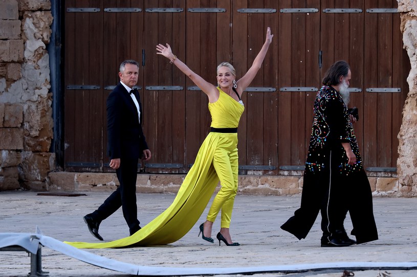 Sharon Stone pojawiła się ostatnio na pokazie Dolce&Gabbana w Syrakuzach na Sycylii. Aktorka skradła show do tego stopnia, że częściej niż o nowej kolekcji domu mody, mówiło się o jej stylizacji.