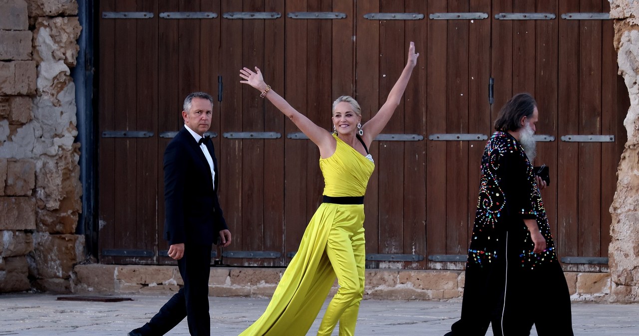 Sharon Stone pojawiła się ostatnio na pokazie Dolce&Gabbana w Syrakuzach na Sycylii. Aktorka skradła show do tego stopnia, że częściej niż o nowej kolekcji domu mody, mówiło się o jej stylizacji.