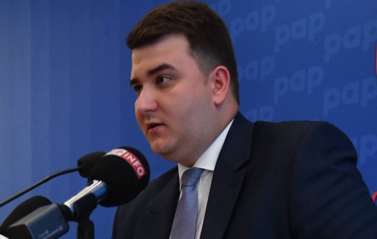 Były rzecznik MON Bartłomiej Misiewicz został skazany przez warszawski sąd rejonowy na karę 20 tys. zł grzywny. Misiewicz usłyszał wyrok za publiczne, niezgodne z prawem reklamowanie wódki "Misiewiczówka" na Twitterze. 