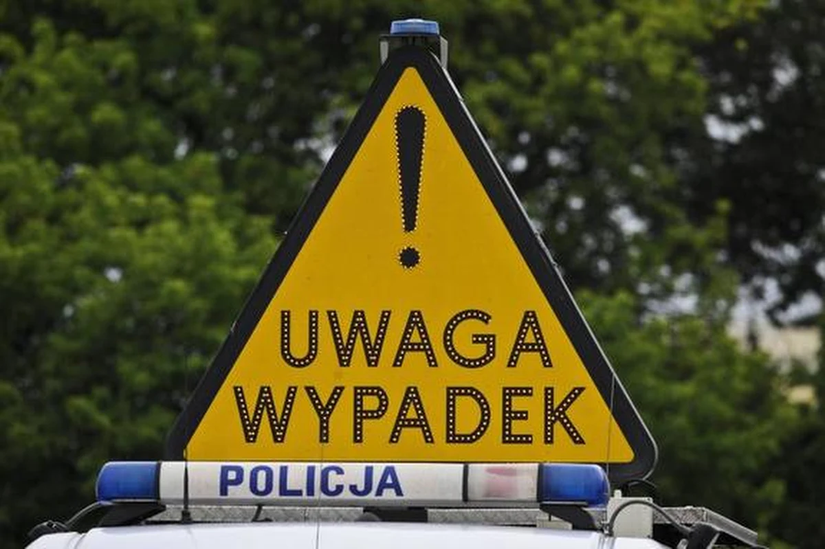 43-letni kierowca osobowego volkswagena spowodował wypadek, po czym uciekł z miejsca zdarzenia i zostawił w samochodzie poważnie rannego 47-letniego pasażera. 47-latek zmarł w szpitalu. Do zdarzenia doszło w centrum Zgierza (woj. łódzkie).