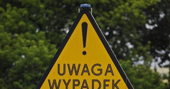 43-letni kierowca osobowego volkswagena spowodował wypadek, po czym uciekł z miejsca zdarzenia i zostawił w samochodzie poważnie rannego 47-letniego pasażera. 47-latek zmarł w szpitalu. Do zdarzenia doszło w centrum Zgierza (woj. łódzkie).