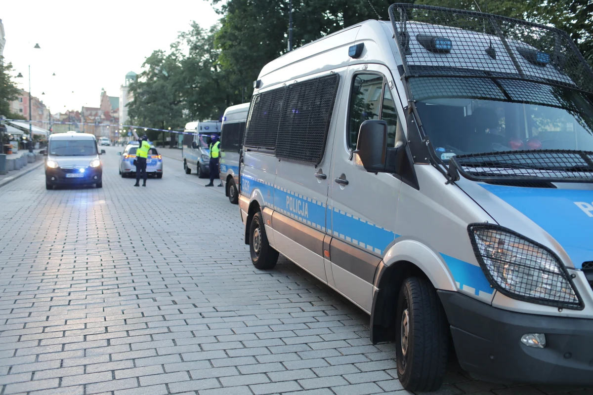 To był pocisk artyleryjski wypełniony trotylem, ale bez zapalnika - poinformował gen. Waldemar Skrzypczak, mówiąc o poniedziałkowej ewakuacji Krakowskiego Przedmieścia. 