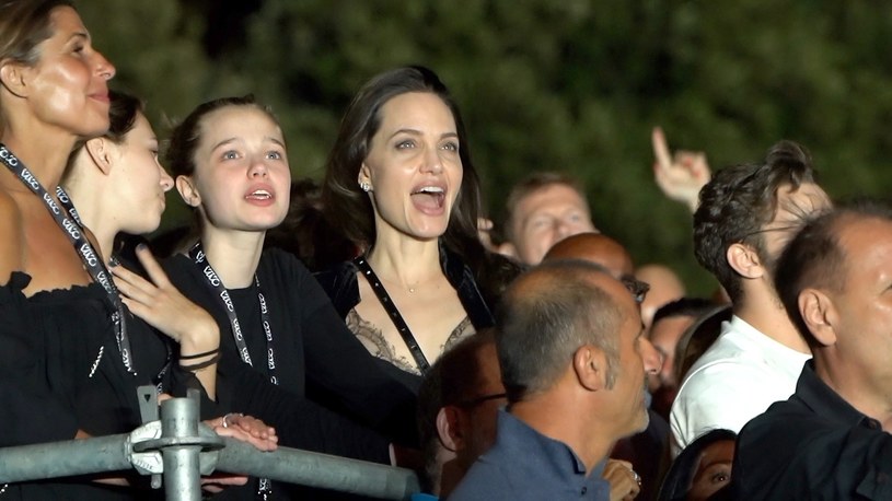Od kilku dni w mediach społecznościowych krąży nagranie z koncertu Maneskin. Nie byłoby w tym nic dziwnego, gdyby nie to, że widać na nim szalejącą Angelinę Jolie. Aktorka wybrała się na koncert z córką.  