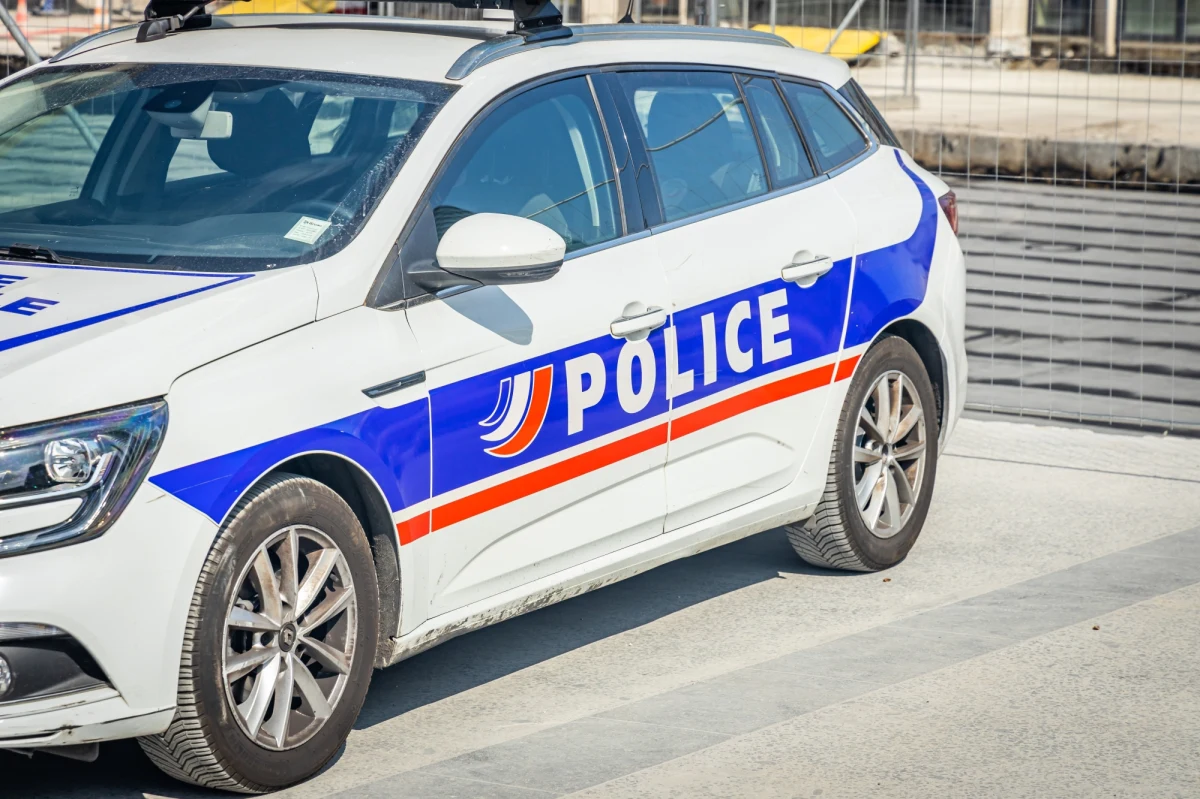 Siedem osób zostało rannych, w tym dwie ciężko, po tym, jak miejski autobus elektryczny wjechał w witrynę sklepową w Paryżu. 