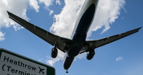 Londyńskie lotnisko Heathrow ogranicza limit pasażerów do 100 tysięcy odlatujących dziennie. Władze portu zwróciły się do linii lotniczych, by przestały sprzedawać bilety na okres letni. Limit ma obowiązywać do 11 września.