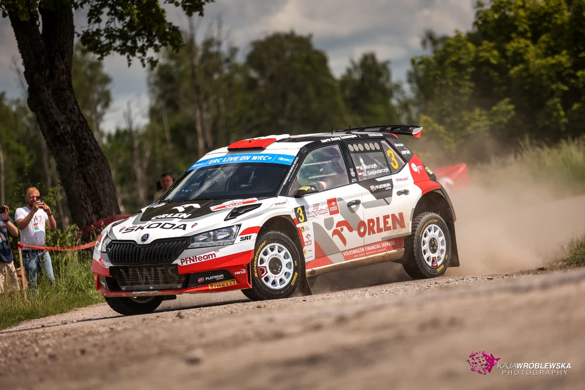 Siódmą rundą sezonu Rajdowych Mistrzostw Świata i zarazem czwartą w WRC dla Mikołaja Marczyka i Szymona Gospodarczyka będzie Rajd Estonii. Niezwykle szybkie szutrowe trasy to miejsce, w którym duet ORLEN Team czuje się jak ryba w wodzie. 