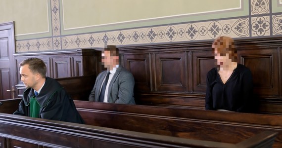​Sąd Okręgowy w Poznaniu uchylił wyrok sądu w Gnieźnie dla byłych policjantów oskarżonych w sprawie śmierci mężczyzny i przekazał sprawę do ponownego rozpoznania. Karolina F. i Filip S. w maju 2018 roku wezwani do pijanego i nieprzytomnego 36-latka, zamiast podjąć odpowiednie działania, zawieźli go do lasu - tam mężczyzna zmarł.