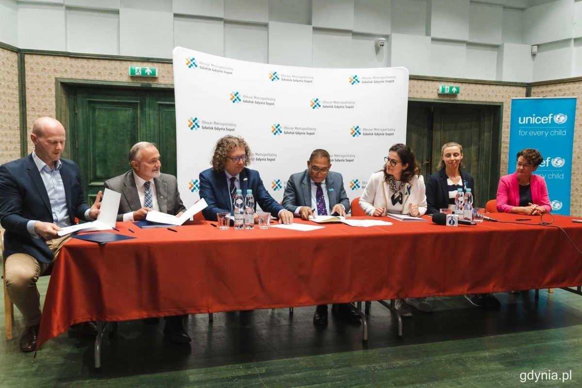 Gdynia, Gdańsk i Sopot będą współpracować z UNICEF-em, aby sprostać wyzwaniom związanym z kryzysem uchodźczym w Ukrainie. Podpisano memorandum w tej sprawie w obecności przedstawiciela UNICEF na Polskę Rasheda Mustafy Sarwara, prezydenta Gdyni Wojciecha Szczurka, prezydent Gdańska Aleksandry Dulkiewicz i prezydenta Sopotu Jacka Karnowskiego.